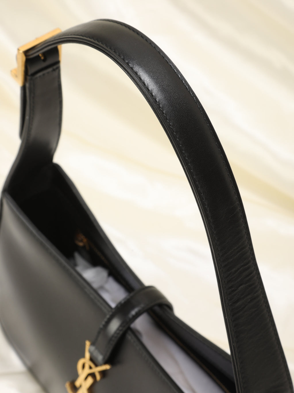 Saint Laurent Le 5 À 7 Hobo Bag In Patent Leather - Black - Women