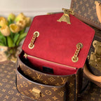 Lo vu passy chain messenger bag