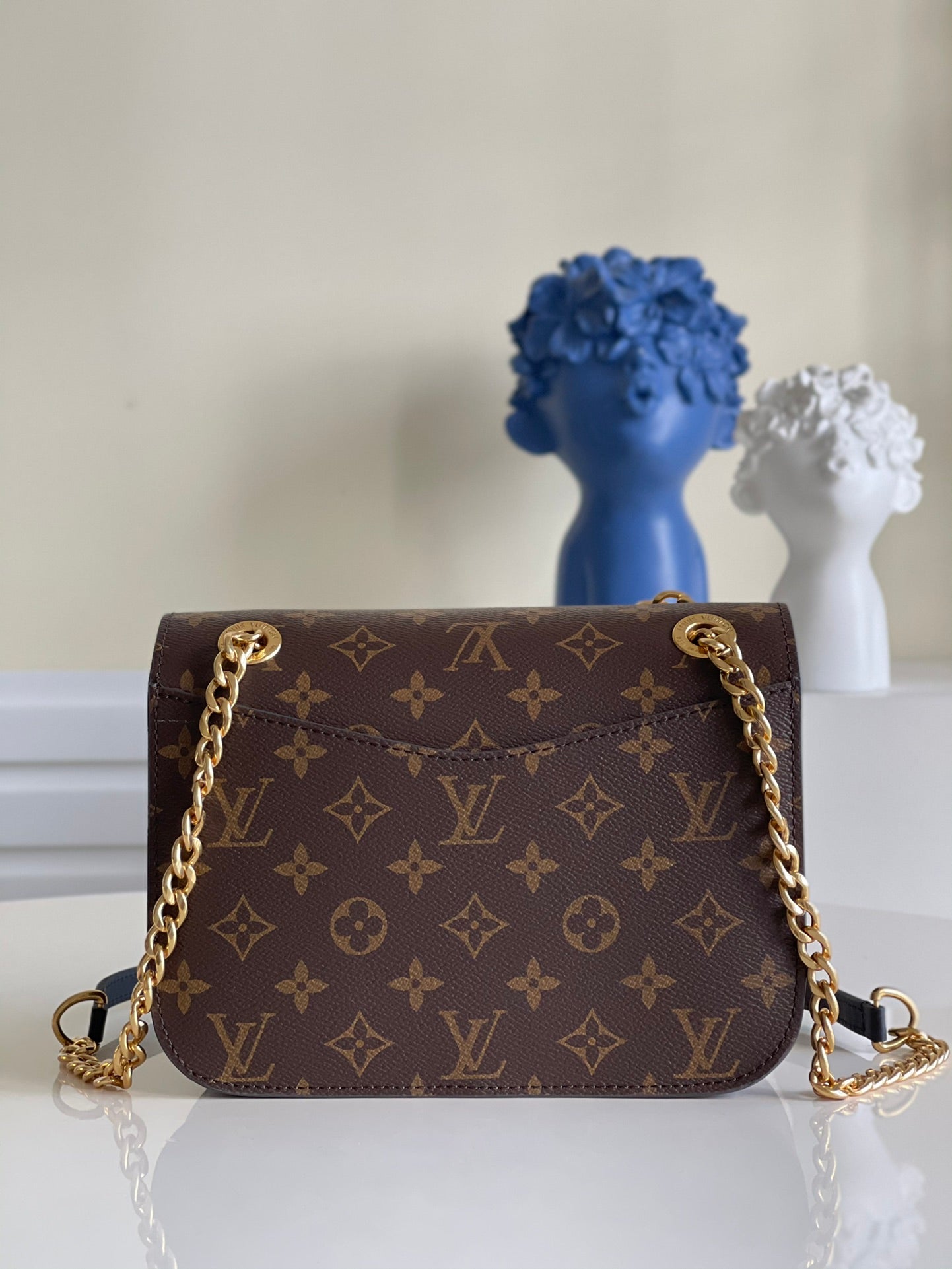 Lo vu passy chain messenger bag